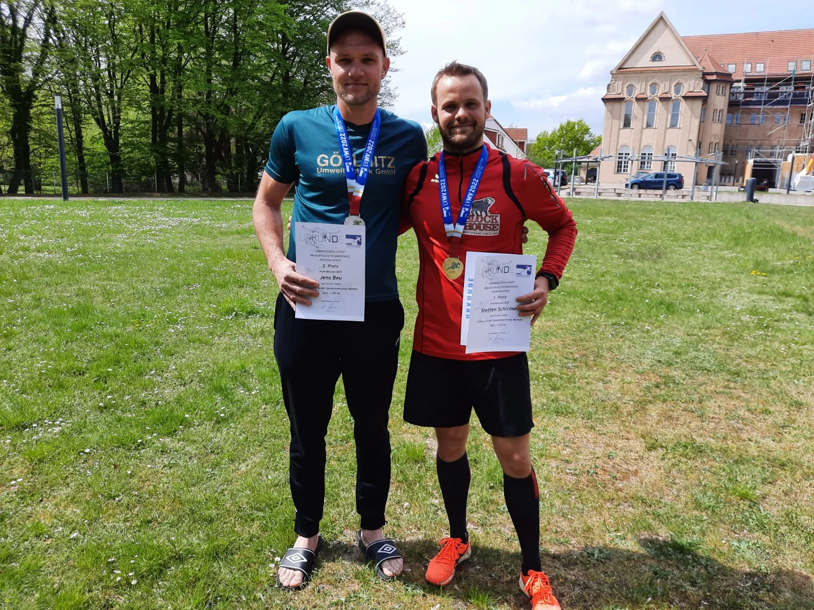 Das Foto zeigt die schnellsten Laager Läufer an diesem Tag, Jens Beu (li.) und Steffen Schirmer. Foto: André Stache