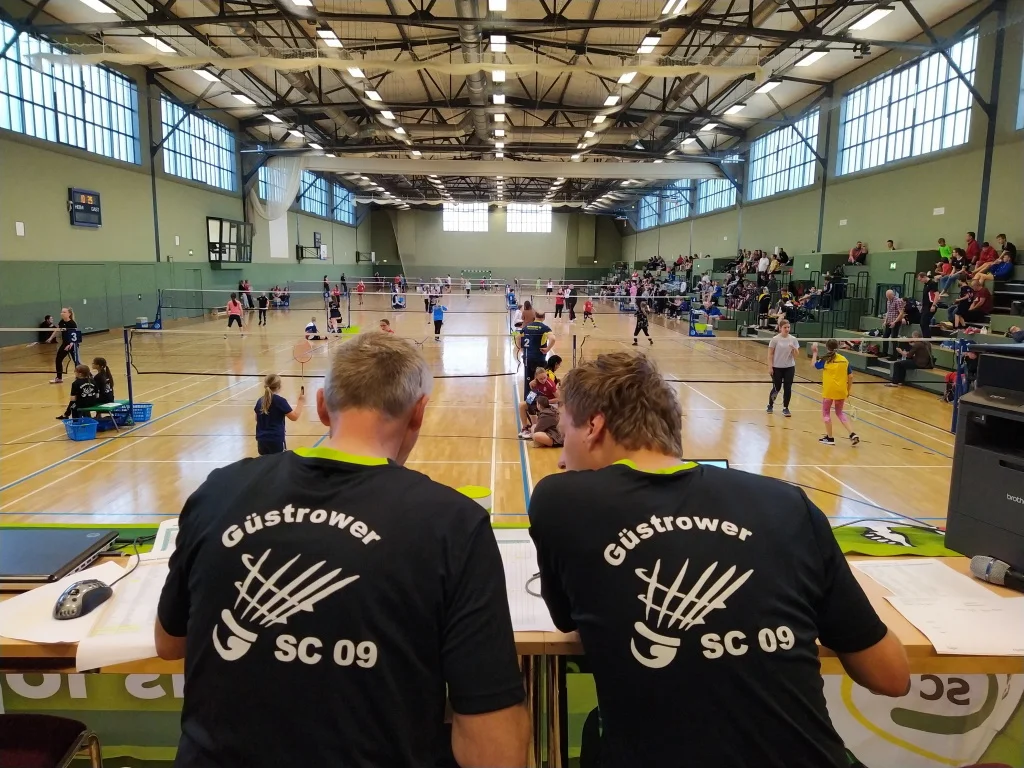Blick von der Turnierleitung auf die 12 Badmintonfelder (Foto: BSC 95 Schwerin)