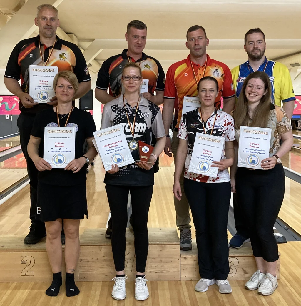 Die Meister und Medaillengewinner der Damen und Herren. Hintere Reihe von Links: Jens Stüdemann (2. Platz), Daniel Riess (Meister), André Riess und Alexander Krempin (je 3. Platz), vordere Reihe: Theresa Zolondek (2. Platz, 1. Stralsunder BC), Christin Altermann (Meisterin, Schweriner BV), Stefanie Rose und Florentine Burmeister (je 3. Platz, beide 1. BC Rostock). | Foto: Katja Poblenz