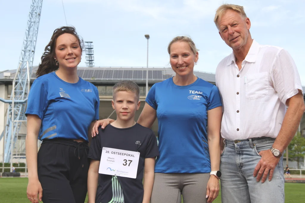Zusammen mit dem 1. LAV (hier Geschäftsführerin Mandy Frank) präsentiert der Organisator KLV Rostock (hiermit dem Begründer des Events Dr. Klaus Christofori) die neuen Startnummern.vlnr: Maria Oswald, Maxim Svisheh, Mandy Frank (alle 1. LAV Rostock), Dr. Klaus Christofori(KLV Rostock) | Foto: KLV