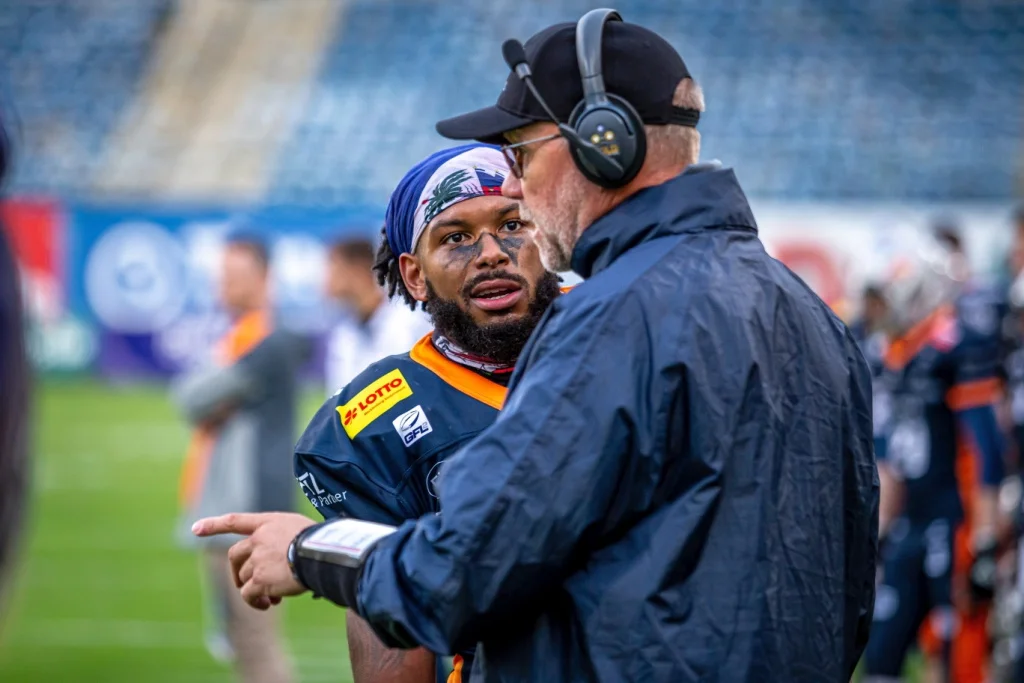 Head Coach Grahn bespricht sich mit Maurice Wright jr.Foto: André Gschweng – Griffins Media