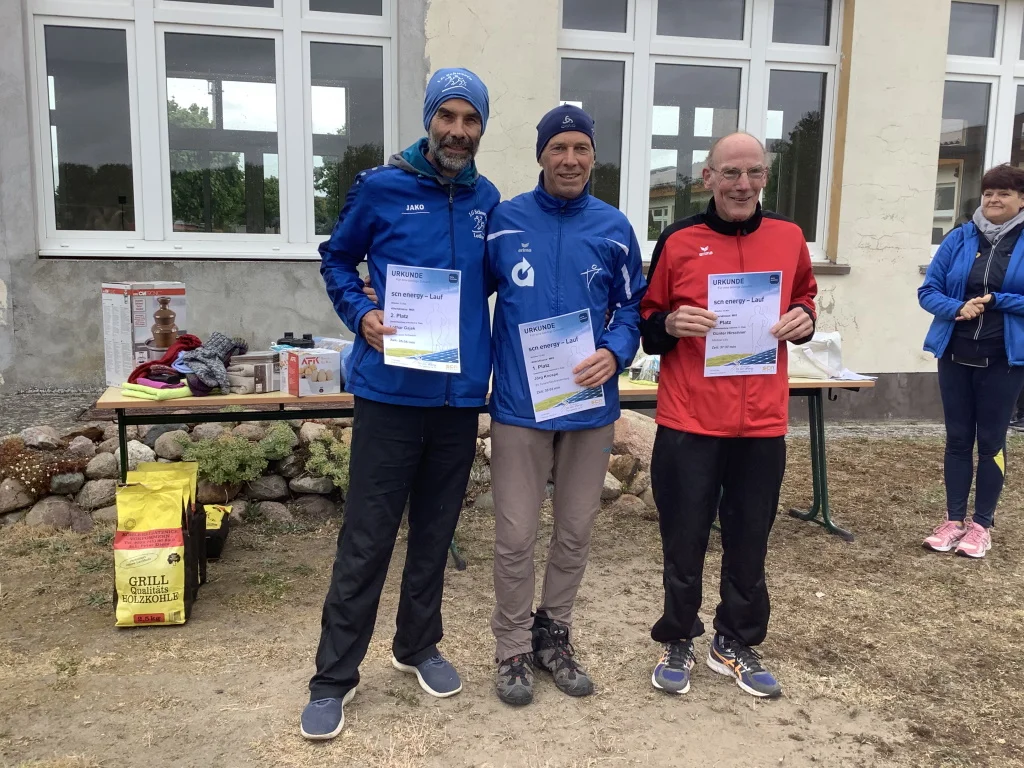 Siegerehrung der Altersklasse M65 (v.l.): Lothar Gajek, der Sieger Jörg Knospe (SV Turbine Neubrandenburg) und der Dritte Günter Hirschner (Müritzer LSV) | Foto: Silke Gajek
