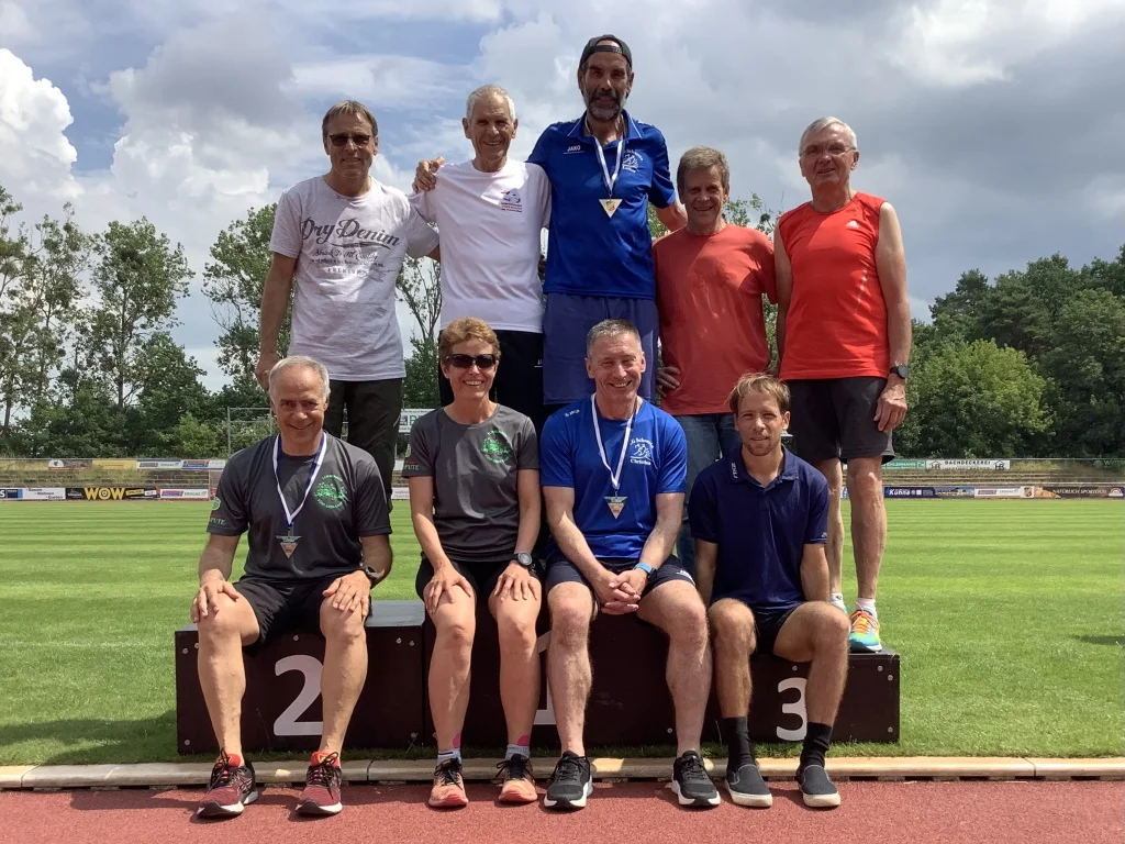 Vorne (v.l.n.r.): Thomas Meyer, Claudia Buchholz, Christian Briesen und Frank Tschersich. Hinten (v.l.n.r.): Harald Tschersich, Jürgen Raupach, Lothar Gajek, Frank Fähnrich und Reinhard Czirpka. (Foto: Laufgruppe Schwerin)