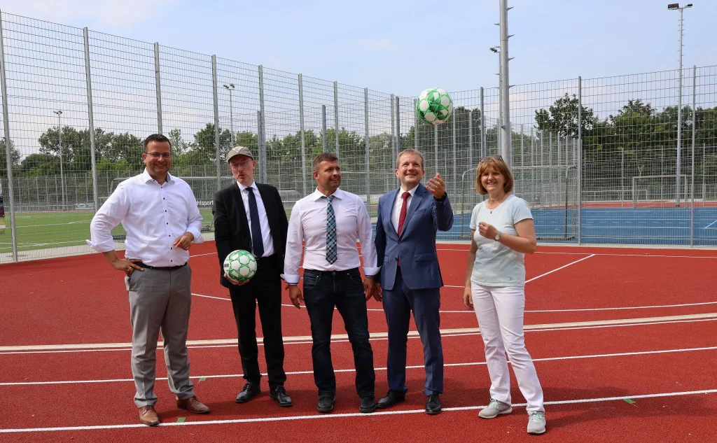 Innenminister Christian Pegel (2.v.l.) übergibt mit OB Rico Badenschier (2.v.r.) und SDS-Werkleiterin Ilka Wilczek, sowie Stadtpräsident Sebastian Ehlers (l.) die neue Sportanlage an Daniel Heidemann vom Burgseeverein. Foto: maxpress