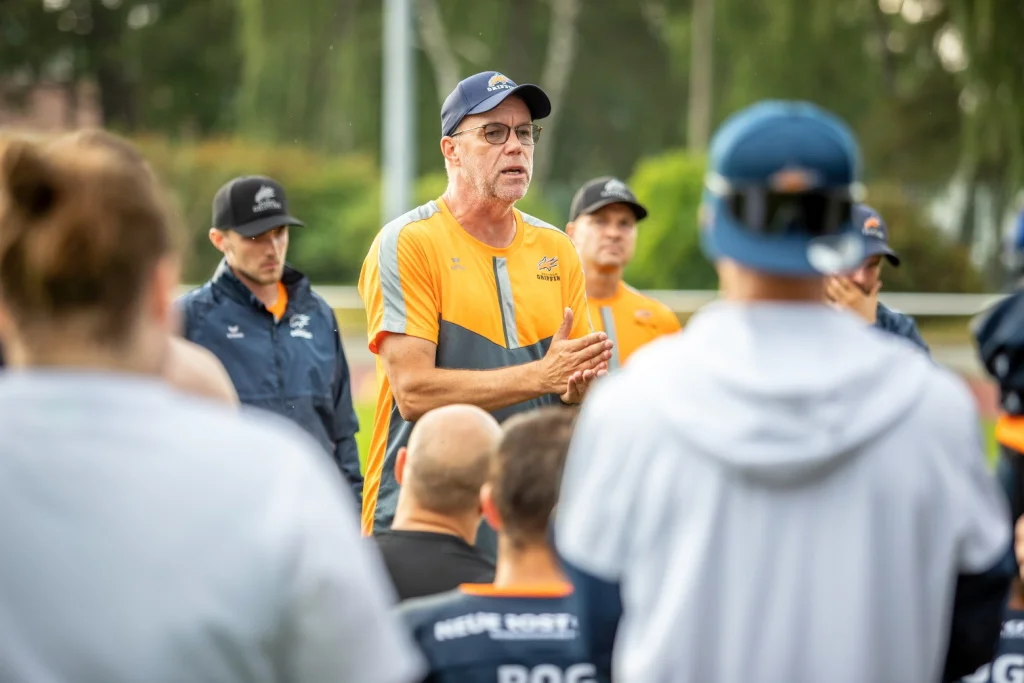 Die Rostock Griffins verlieren ihr Heimspiel gegen die Paderborn Dolphins mit 7:26. Im Bild: Head Coach Markus Grahn (ROG) nach dem Spiel mit der Ansprache zu seinem Team. | Foto: Andre Gschweng – Griffins Media Team