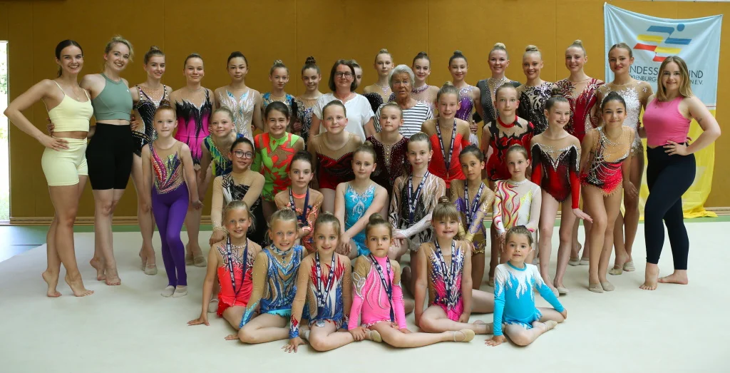 v.l.n.r; hinten:Linn Willamowius, Nina Seemann, Carlotta Freytag, Emilia Schlünz, Sarah von der Osten-Sacken, Anna-Katharina Lewin, Siri Suppliet,Letizia Berger, Karla Zeese, Delia Uselmann, Nina Würker, Fine Fischer, Anna Gaspert, Fine Krüger, Pauline WillamowiusDavorstehend: Irina Shevchenko, Isabell Freyhof, Anna Boryakin, Phibie Börger, Jonna Steffen, Alexandra Shevchenko, Sophie DavydovaKnieend: Livia Arvai, Lia, Elly Grosche, Yuna Castillo, Pauline KreutzerSitzend: Lotta und Luisa Günther, Emilia Goebel, Hanni Börger, Jana Boryakin Gymnastinnen des HTV Rostock in Schwerin | Foto Hanseturnverein