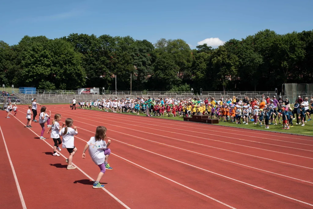 Warm-up zu fetziger Musik – frisch erwärmt und motiviert starteten die Kinder in die Wettkämpfe. (Foto: maxpress/Robert Dieball)
