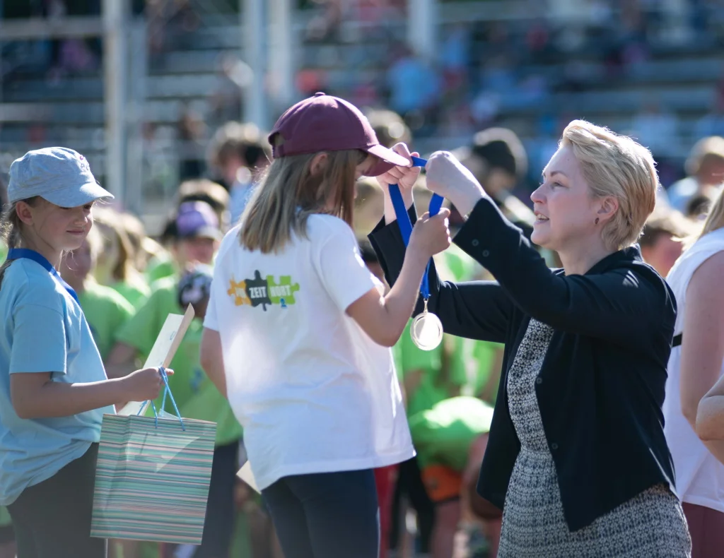 Ministerpräsidentin Manuela Schwesig überreicht bei der Siegerehrung Medaillen an die Kinder (Foto: maxpress/Robert Dieball)