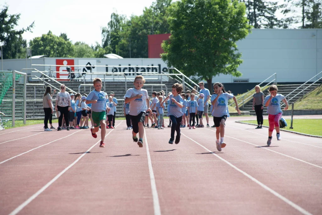 Auf die Plätze, fertig, los – Beim 30- beziehungsweise 60-Meter-Lauf kam es auf Schnelligkeit an. (Foto: maxpress/Robert Dieball)
