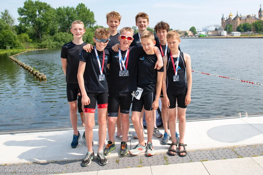 Die Nachwuchsathleten des TC FIKO Rostock am Schweriner Burgsee | Foto: Harald von der Osten-Sacken