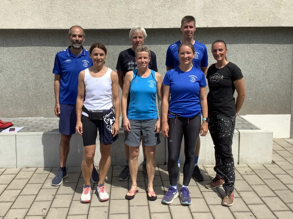 Vorne v.l.n.r: Manuela Pahlke (Balance Schwerin), Ulrike Schöne (TriSport Schwerin), Steffi Prahl (Laufgruppe Schwerin) und Tracy Eilart (TriSport Schwerin)Hinten v.l.n.r: Lothar Gajek, Lothar Domnick und Andreas Prahl (alle Laufgruppe Schwerin)Foto: Laufgruppe Schwerin