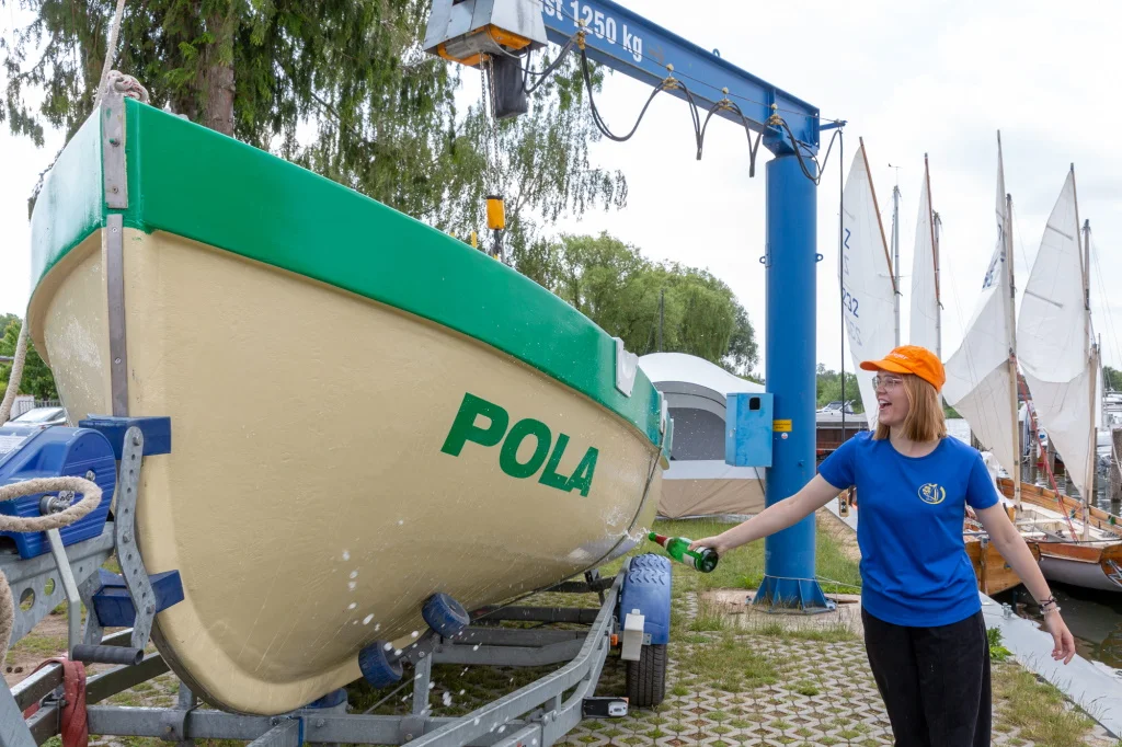 Stellvertretend für die Mitglieder des Schweriner Marineclubs übernimmt Clara Schröder die Taufe des Kutters auf den Namen „Pola“. Foto: SMC/Stephan Rudolph-Kramer