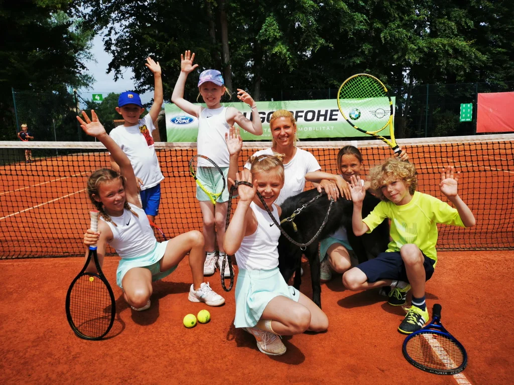 (Foto: Klaus Fallberg) U10 des Schweriner Tennisclubs mit Trainerin Donata Wustlich