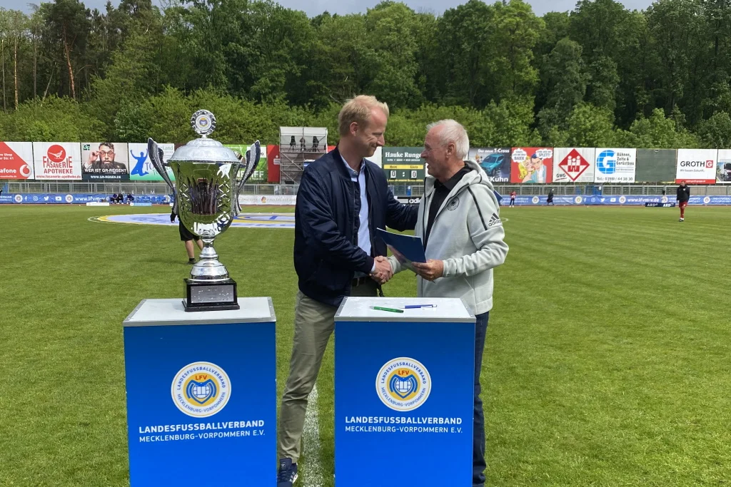 Lübzer bleibt Premiumpartner des Landesfußballverbandes