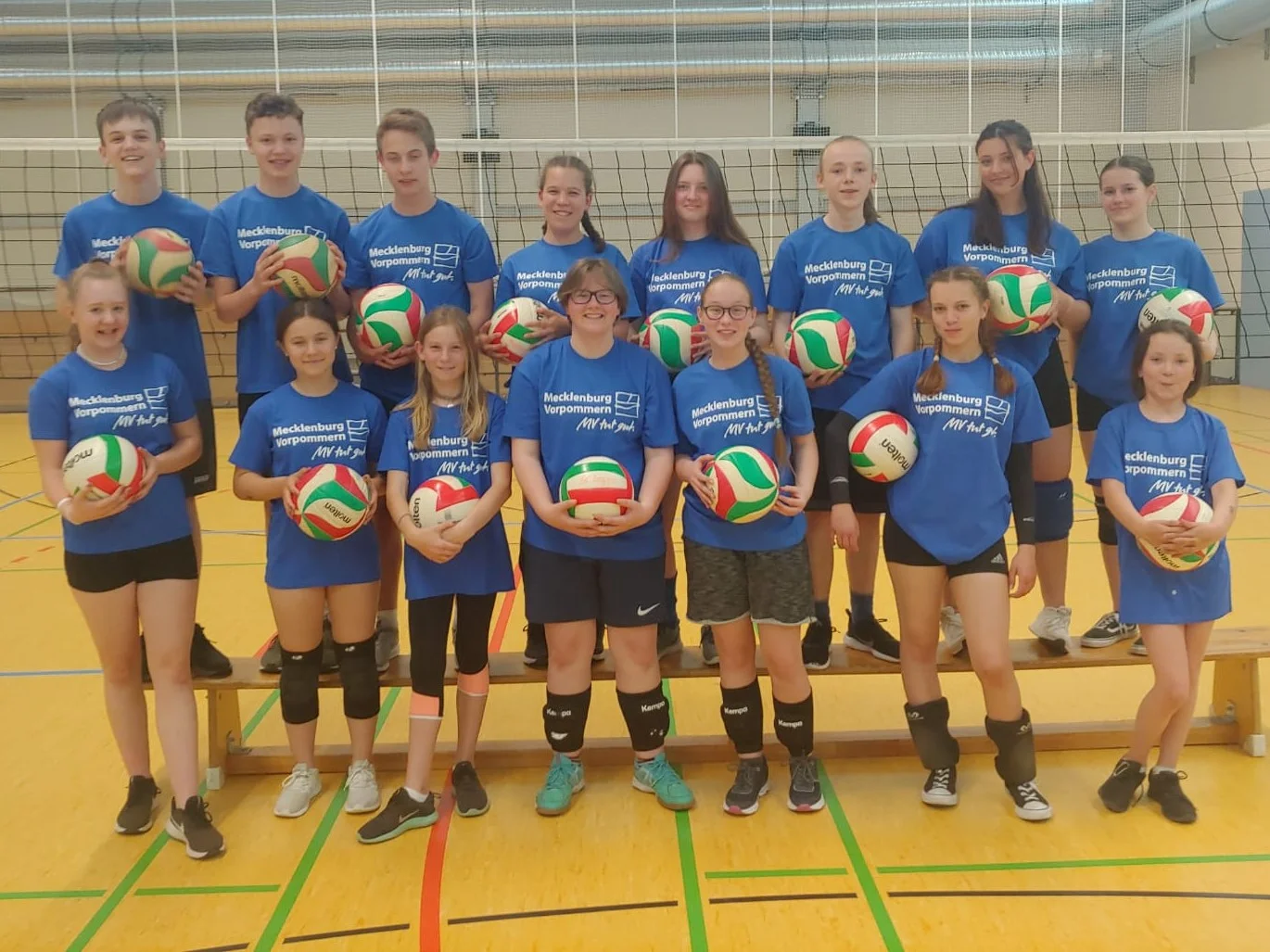 Das Foto zeigt die Nachwuchsvolleyballer*innen in ihren neuen Shirts. Foto: Torsten Freudenreich