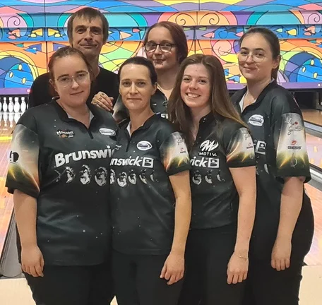 Vordere Reihe von links: Maike Poblenz, Stefanie Rose (Kapitän), Florentine Burmeister, Katja Poblenz. Hintere Reihe: Ronny Repkewitz (Betreuer), Isabell Arnhold | Foto: 1. BC Rostock