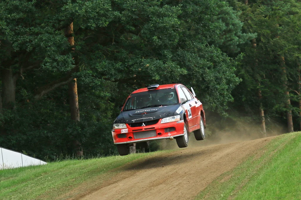 Die Gesamtsieger der 9. ADAC Bergring Teterow am berühmten Hechtsprung auf der Grasbahn Petri Reinikainen und Co Timo Hallia im Mitsubishoi Lancer Evo 9 (Foto: K. Gorlt)