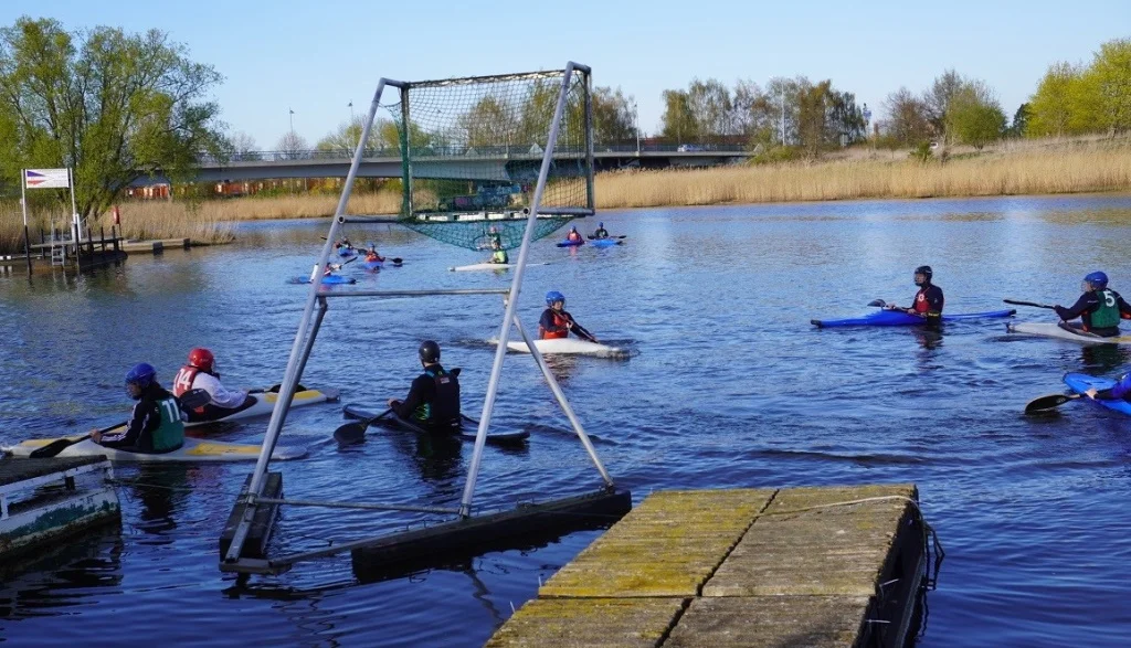 In mehreren Kursen wird die Wassersportart Kanupolo angeboten. Die Sportstudierenden haben ebenfalls die Möglichkeit, dieses Fach zu belegen. Die Wassersportanlage der Universität bietet dafür beste Bedingungen (Foto: Juliane Lanz/Universität Rostock).