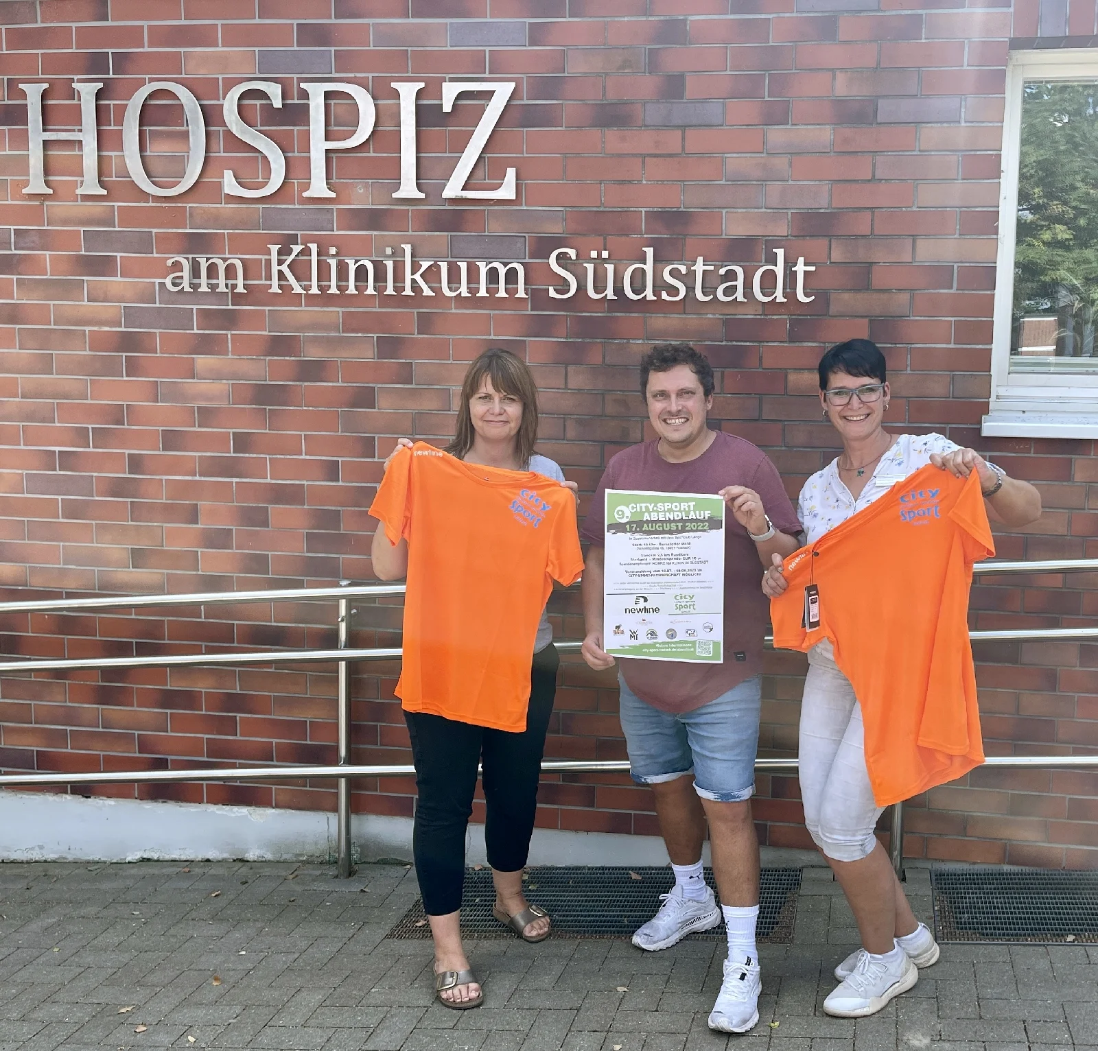 Peter Gohlke und Ivonne Fischer (re.) bei der Präsentation des Eventshirts. Foto: Gohlke