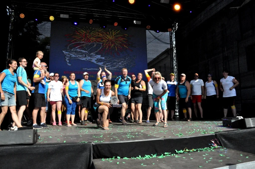 Roter Teppich für die Crew des Drachenbootfestivals
