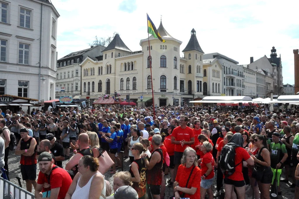 Bock gute Laune und auf Feiern bei den zahlreichen Gästen (Foto: Barbara Arndt) 29. Schweriner Drachenbootfestival