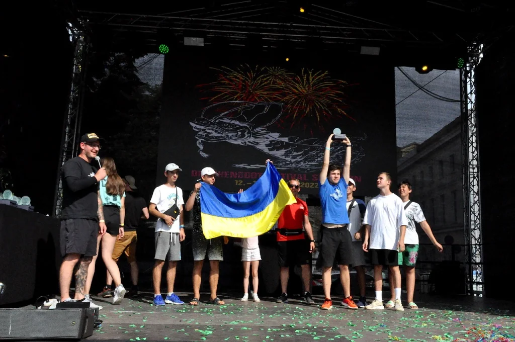 Platz 1 im B-Finale der Open-Klasse für das Schweriner Team Ukrainian Dragons (Foto: Barbara Arndt) 29. Schweriner Drachenbootfestival