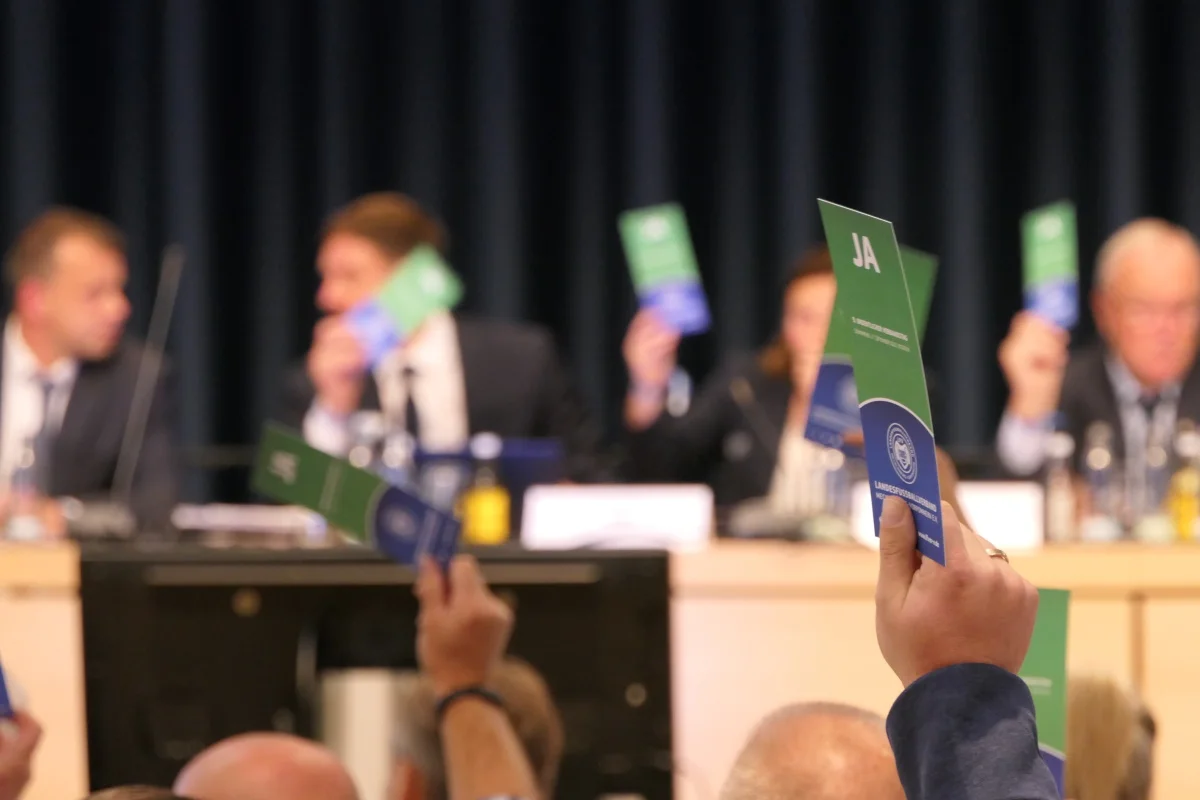 9. Ordentlichen Verbandstag des Landesfußballverbandes Mecklenburg-Vorpommern: Mitglieder bei der Stimmabgabe (Foto: LFV MV)