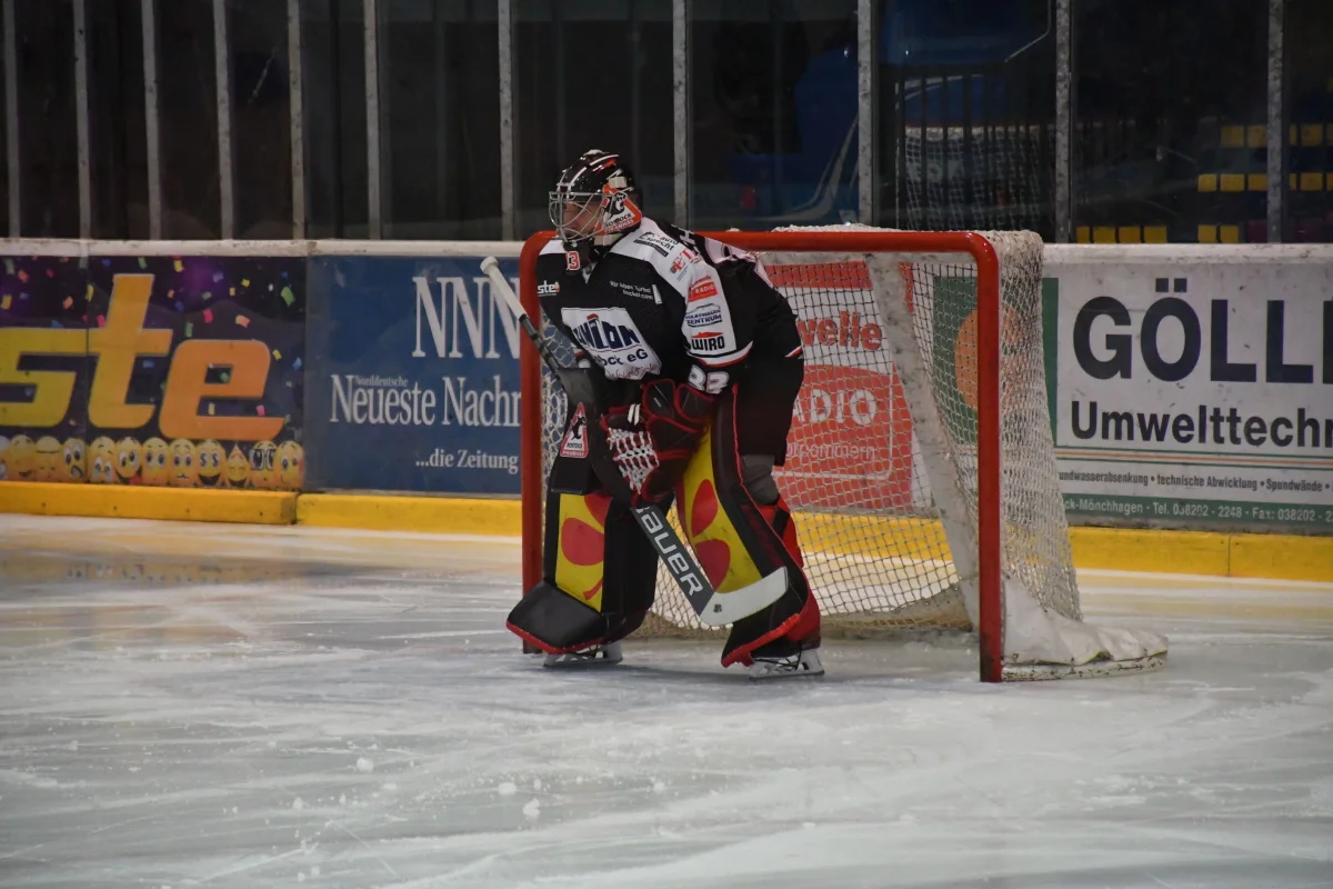 Eishockey Torwart der Rostock Piranhas (REC)