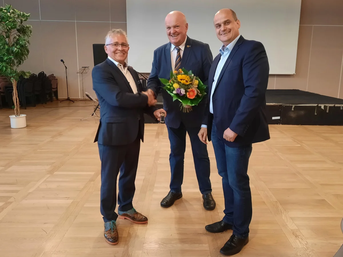 Uwe Michaelis mit der Ehrennadel der Stadt Laage geehrt