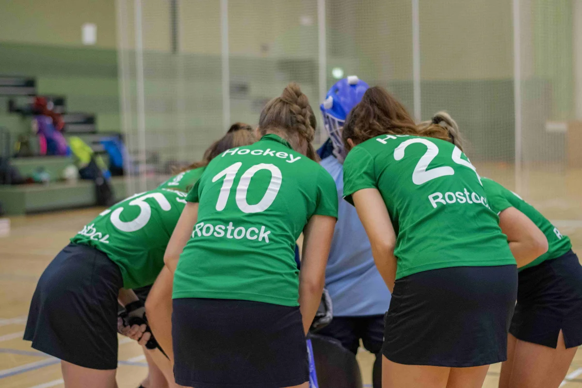 Gemeinsames Einstimmen auf das Spiel (Foto: Naska Moog)