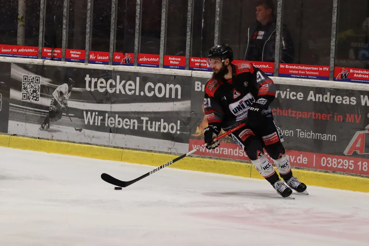 Für die Rostock Piranhas auf dem Eis: Keegan Dansereau (Foto: Susann Ackermann)
