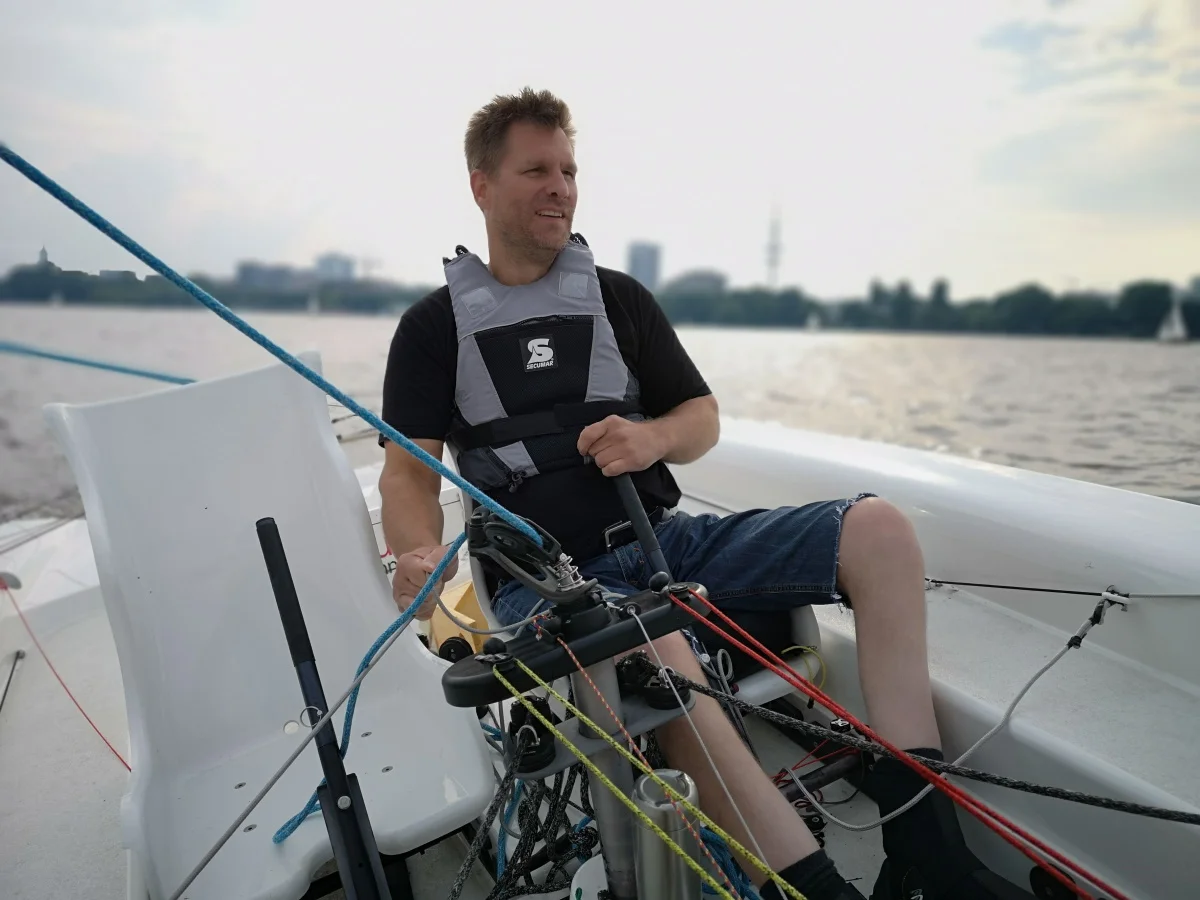 Dirk Thalheim startet für die Segelsparte des FC St. Pauli bei Regatten. 
