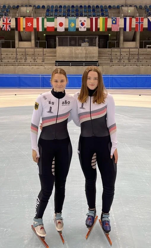 Betty Moeske (rechts) sicherte sich in Turin über die 1000m sensationell Bronze (Archifoto mit Svea Rothe in Dresden: © privat) Betty Moeske und Svea Rothe in Dresden. (Foto: privat)
