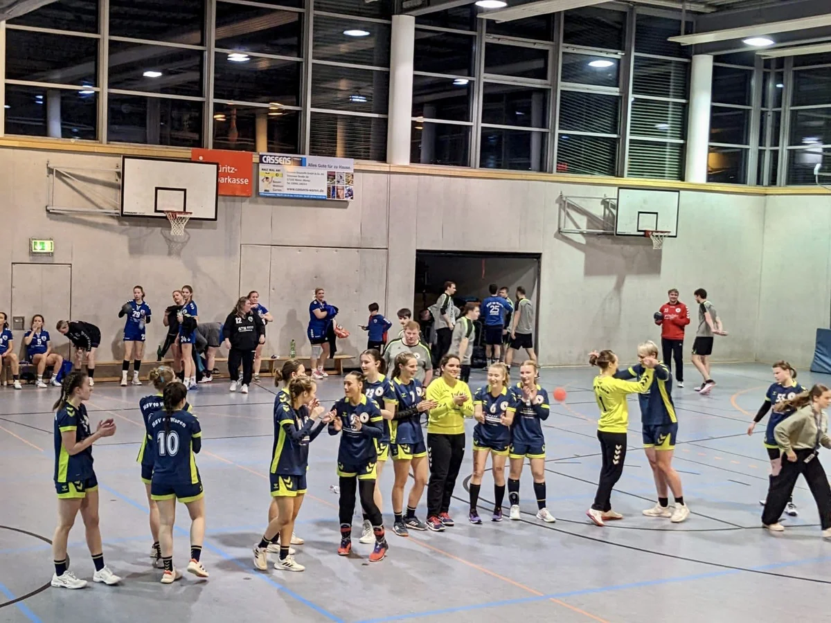 Frauenmannschaft des HSV 90 Waren zu Hause siegreich