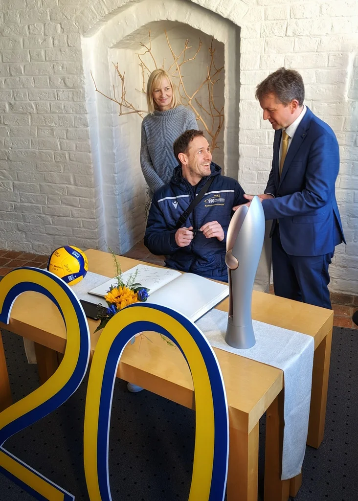 Siegerteam vom SSC Palmberg Schwerin trägt sich im Beisein von Oberbürgermeister Rico Badenschier und Sportdezernentin Martina Trauth ins Gästebuch der Stadt ein. (Foto: LHS Schwerin)