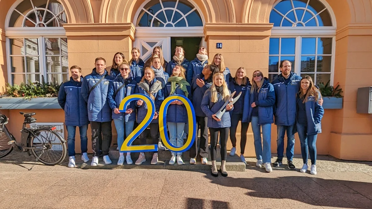 Stadt empfängt das Siegerteam vom SSC Palmberg Schwerin vor dem Rathaus (Foto: LHS Schwerin)