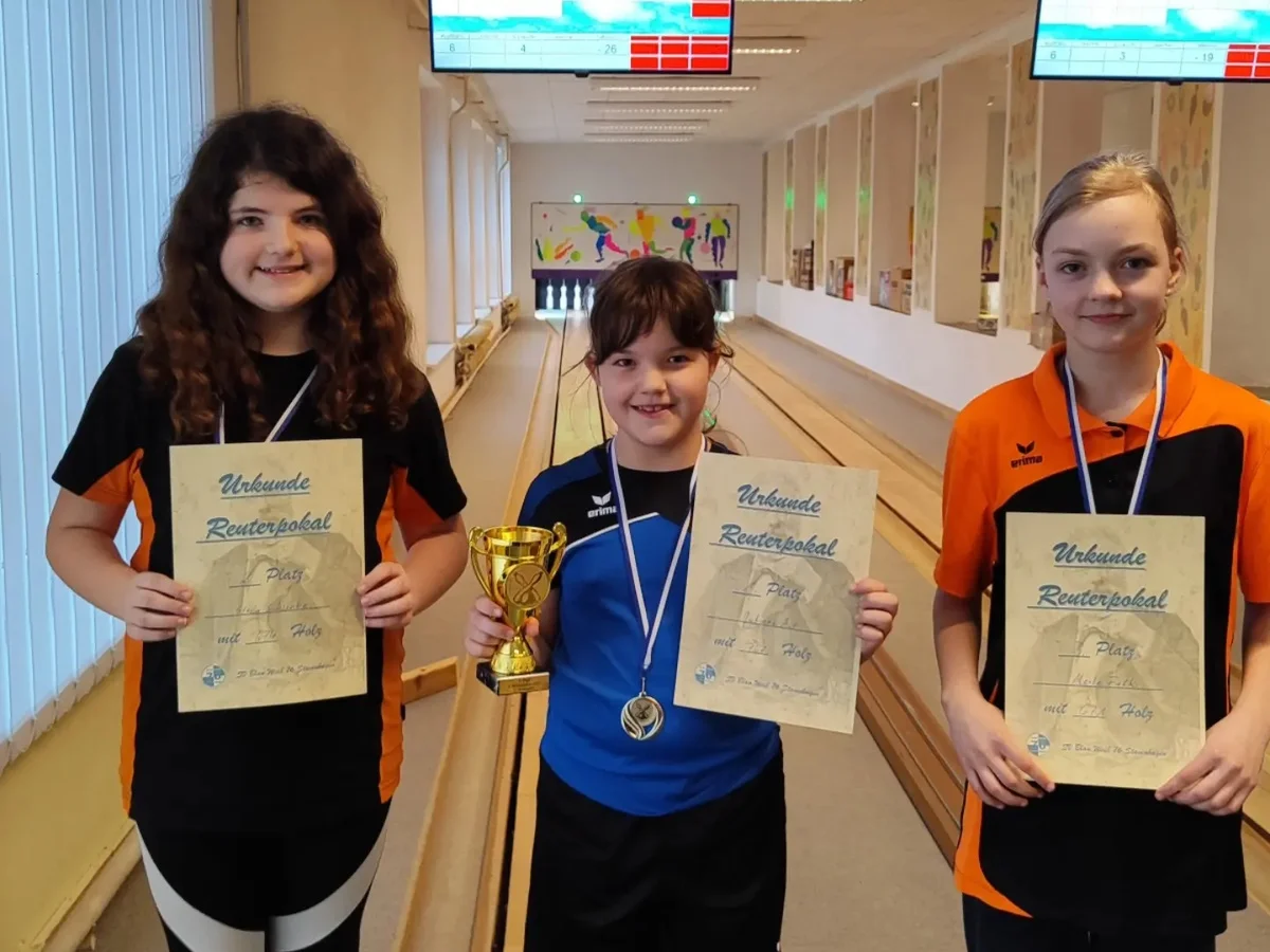 Junge Nachwuchskeglerinnen beim Reuterpokal des SV Blau-Weiß 76 Stavenhagen (Foto: Verein).
