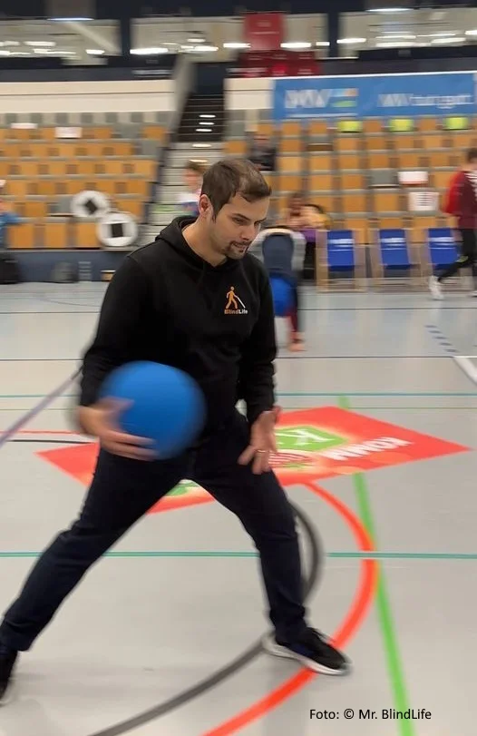 Influencer Erdin Ciplak aka Mr. BlindLife feiert seine Goalball-Premiere. Foto: © Mr. BlindLife