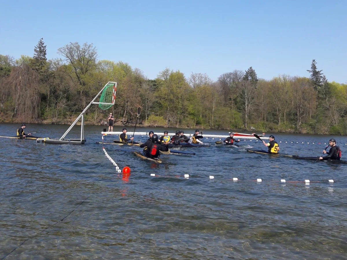 Zwei Teams im Kanupolo-Wettbewerb
