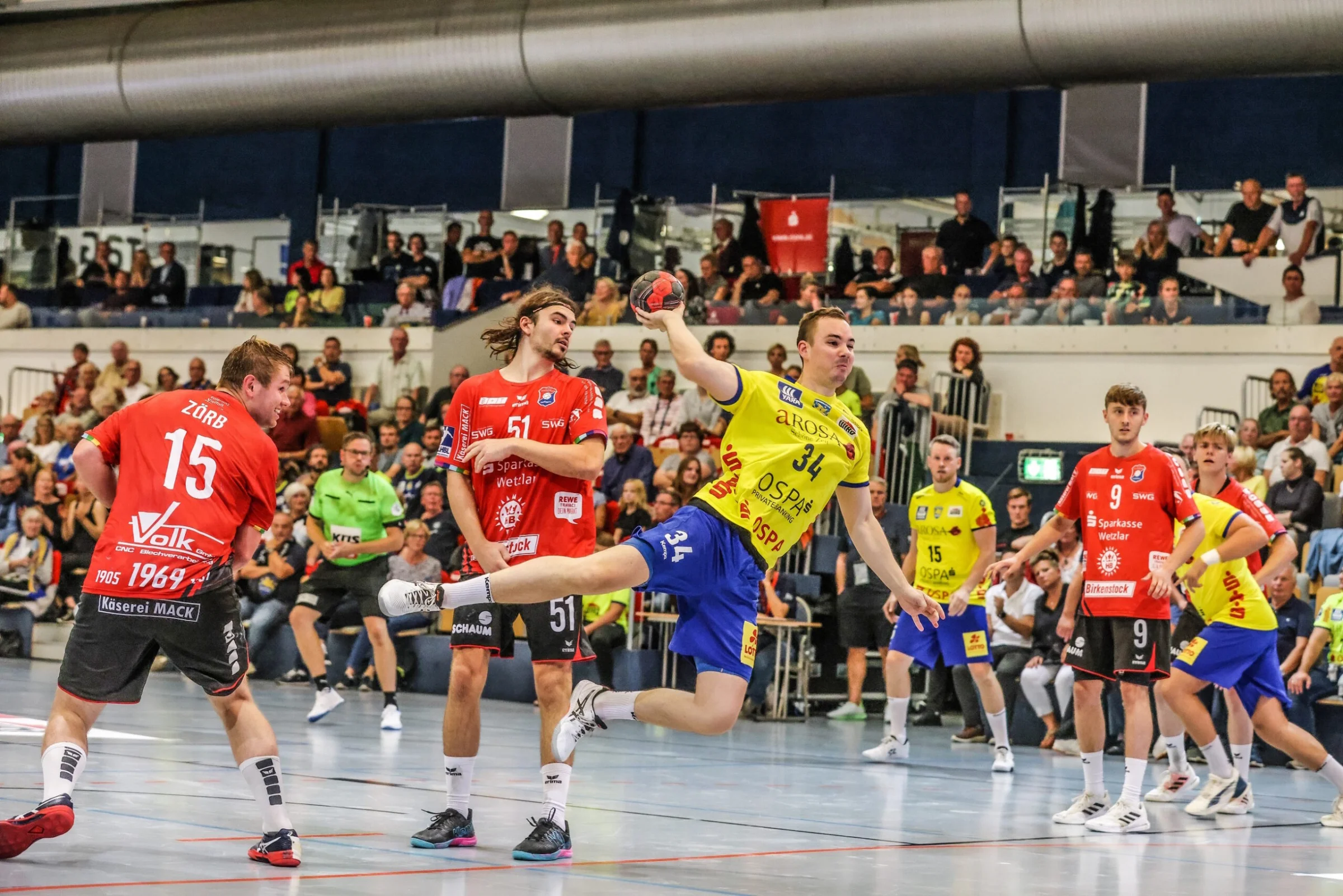 Sprungwurf von Per Oke Kohnagel (im Trikot des HC Empor)