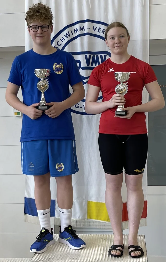 Mac Tiedemann und Antonia Czech mit dem Pokal für die punktbeste Leistung (Foto: SVMV)