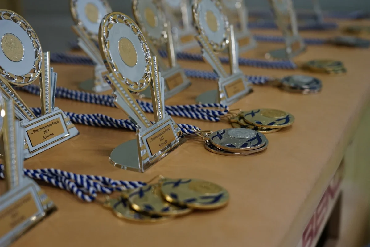 Pokale und Medaillen des 1. Petermännchen-Pokals