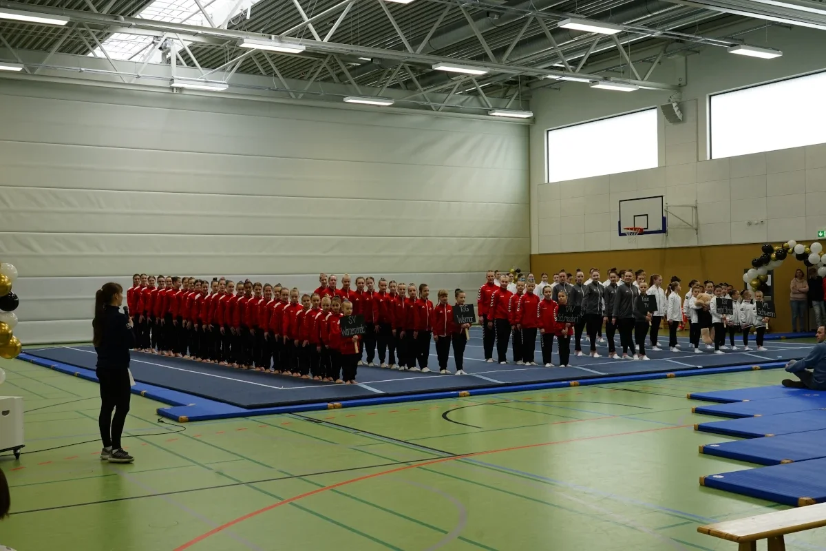 Die Telnehmerinnen des 1. Schweriner Petermännchen-Pokal stehen nach Vereinen getrennt in Reihe und hören die Begrüßungsrede.