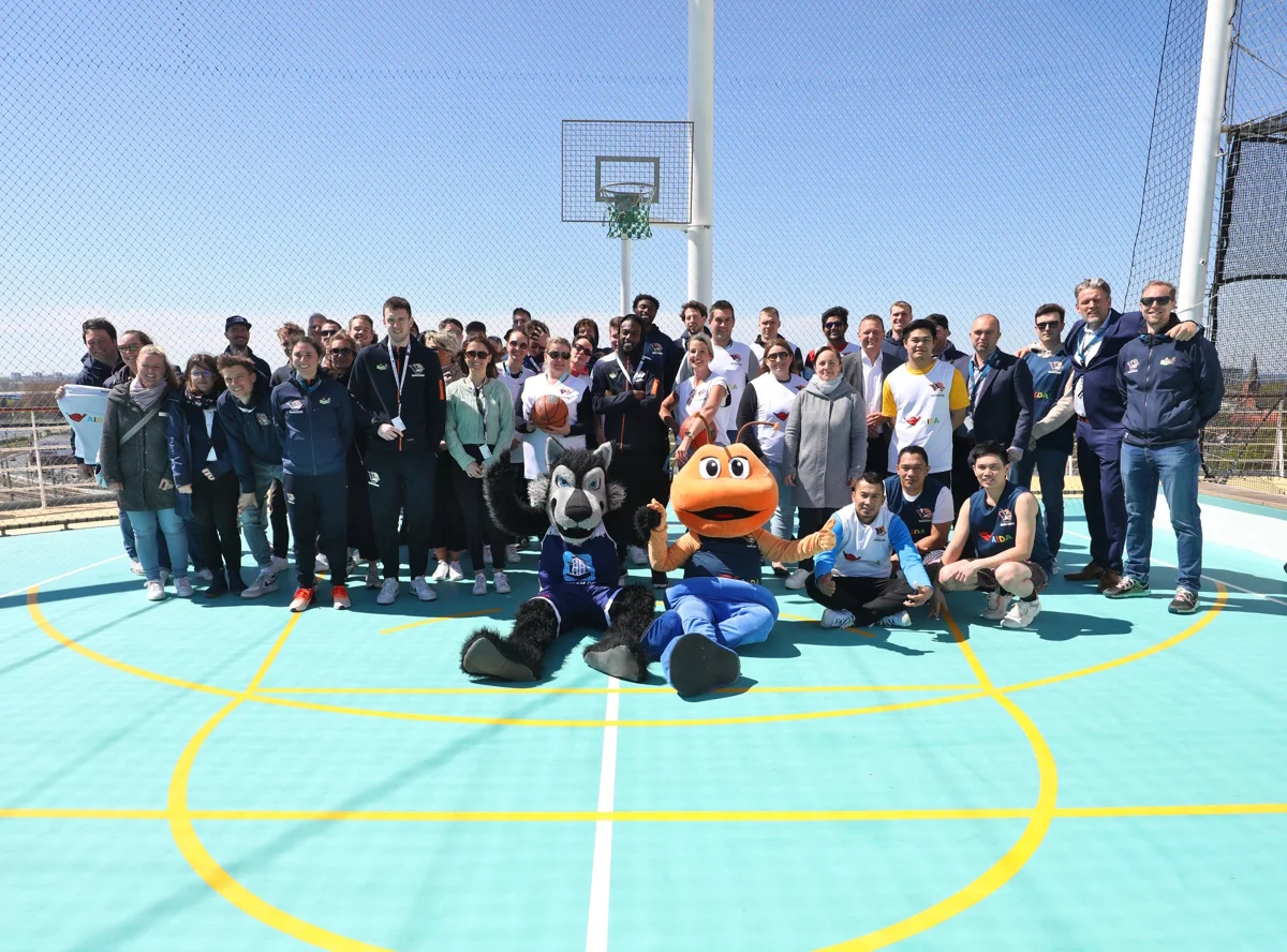 Gruppenbild der Rostocker Bundesliga-Basketballer mit der Belegschaft von AIDA Cruises
