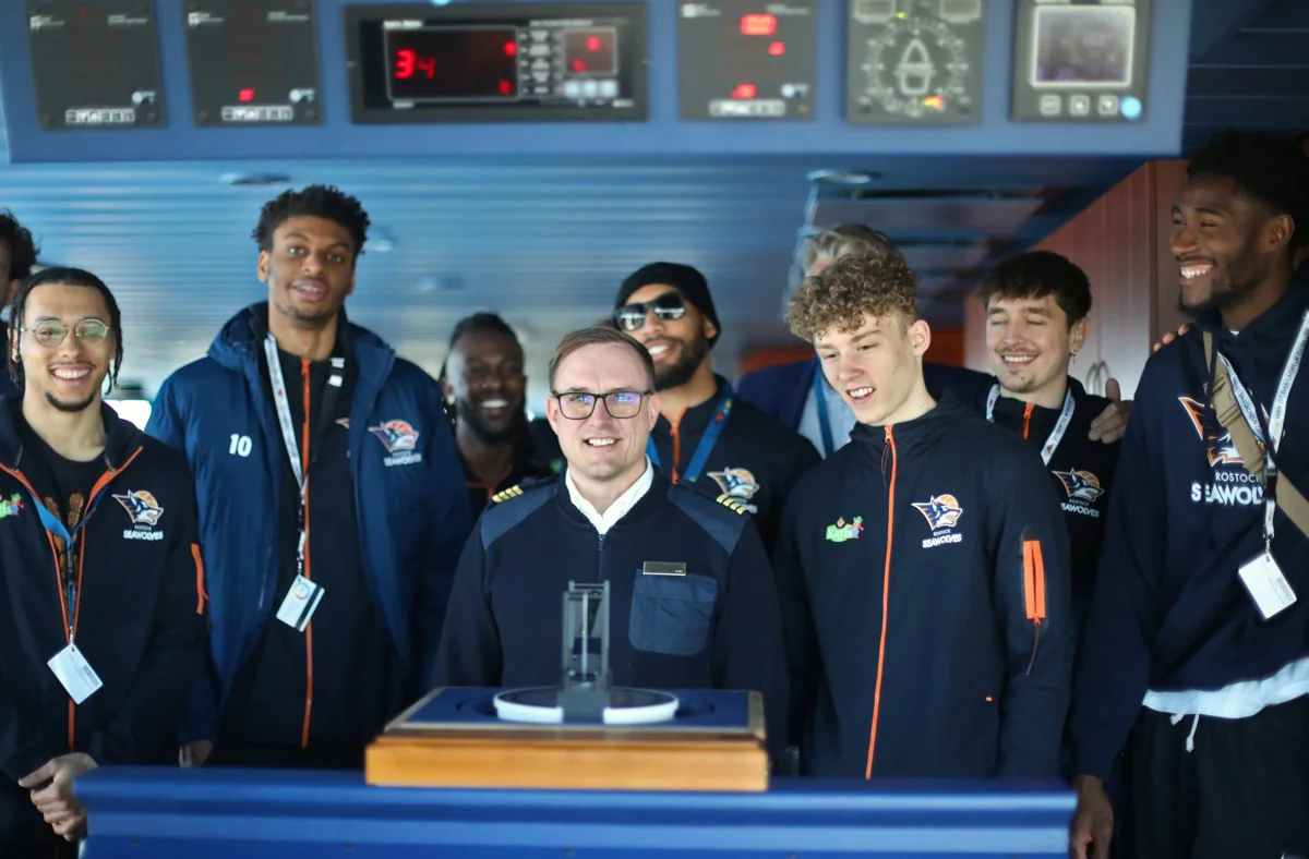 Die Rostock Seawolves mit Kapitän Andreas Etzien auf der Brücke der AIDAmar
