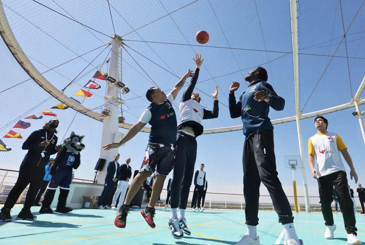 Basketballmatch auf dem Deck der AIDAmar