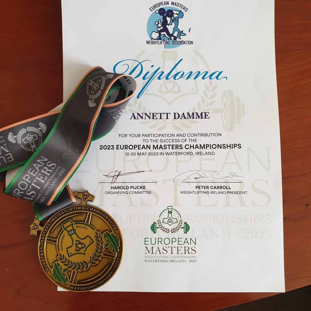 Urkunde und Medaille - EM-Titel für Gewichtheberin Annett Damme (Foto: privat)
