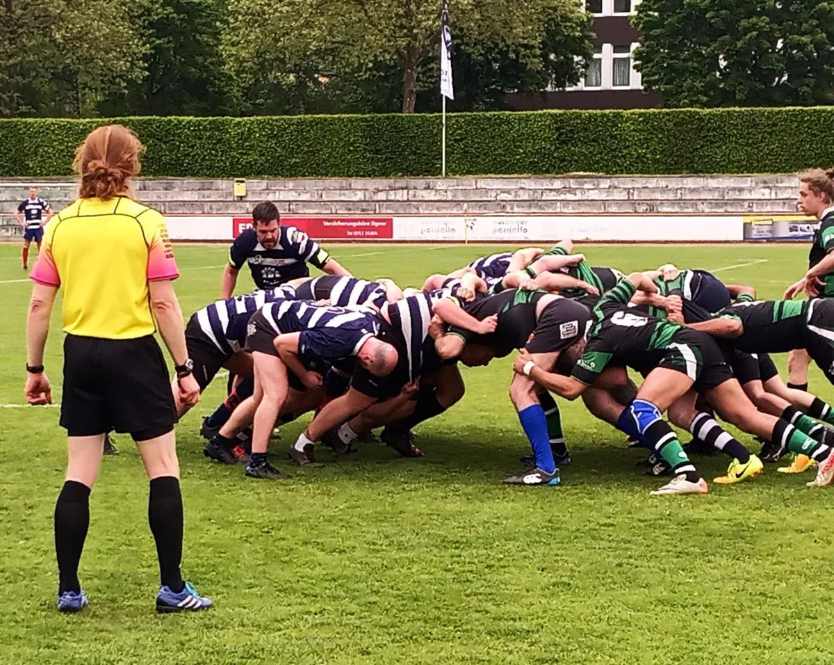 Rugbyspieler im Gedränge