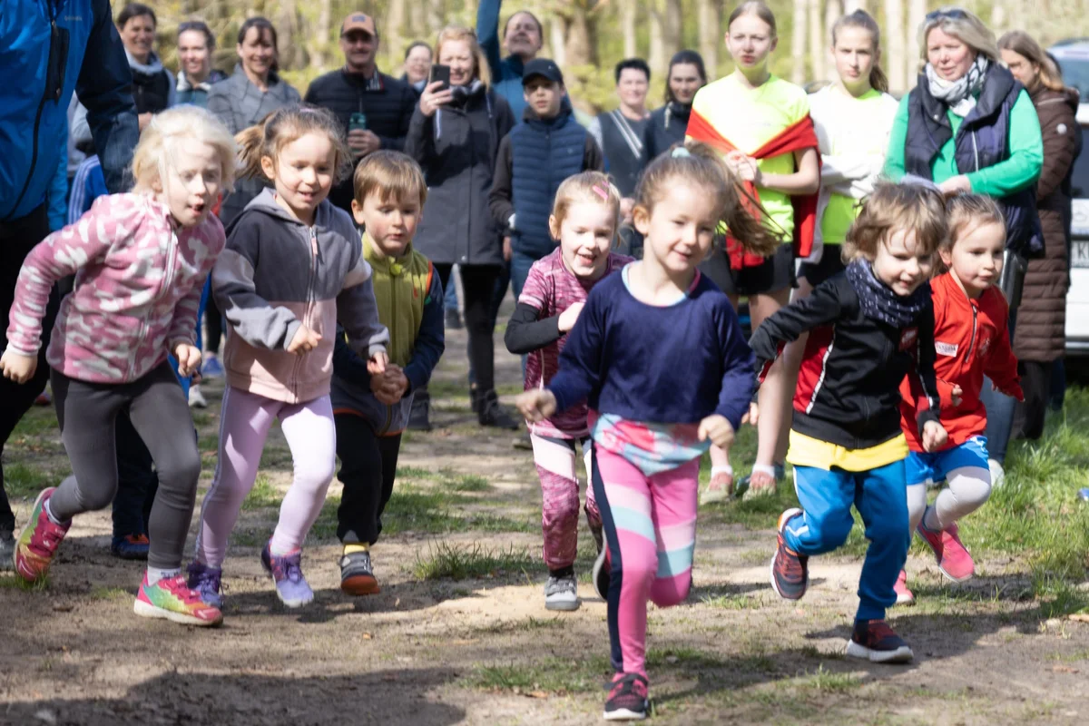 Kindergartenkinder beim Wettlauf