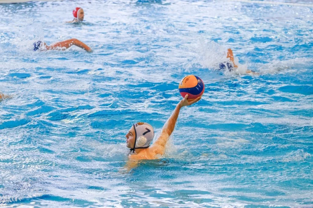 Warnemünder Wasserballspieler passt den Ball zu einem Teammitglied.